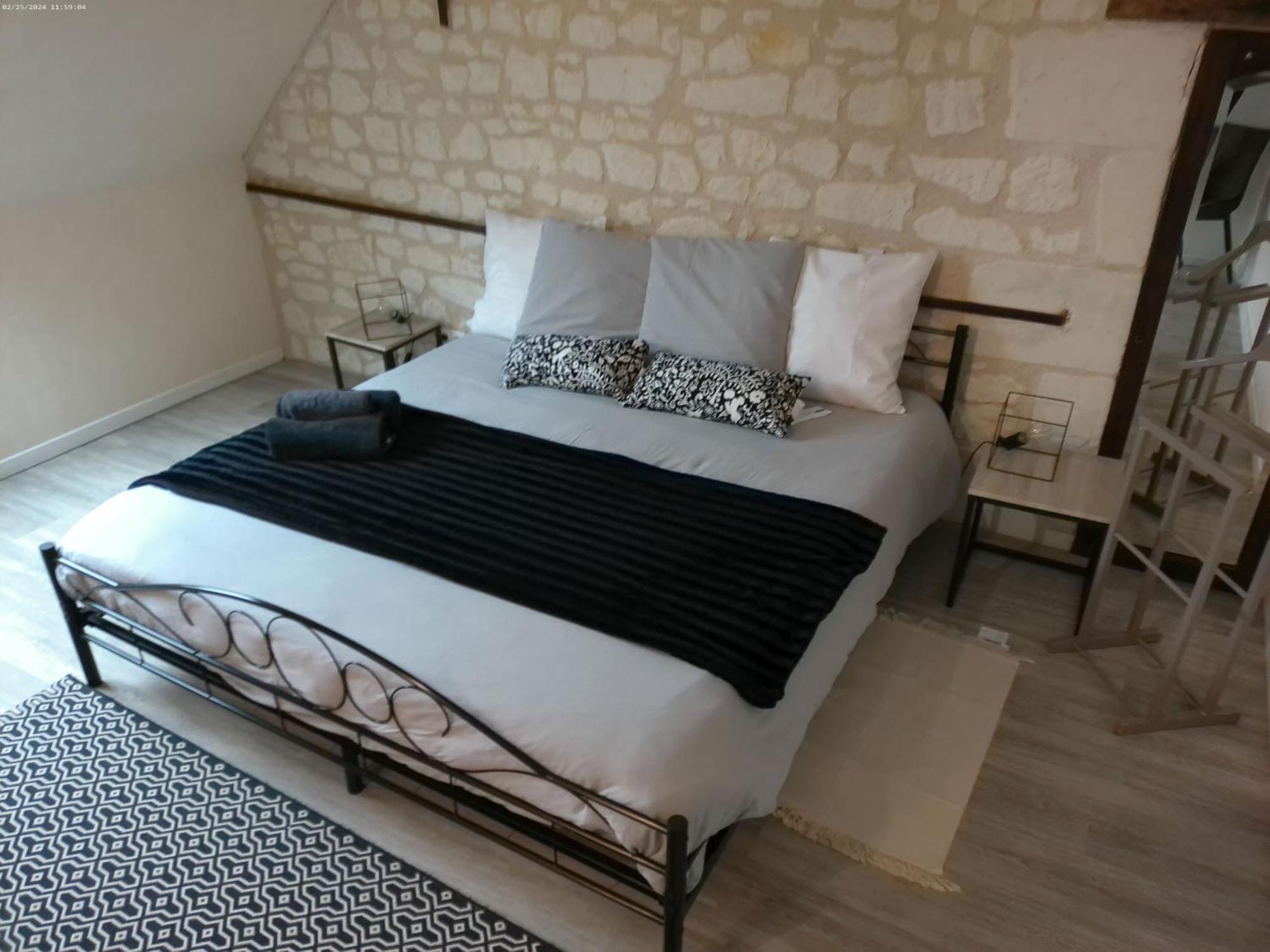 A 2 Pas D Azay Hotel Neuil Bagian luar foto