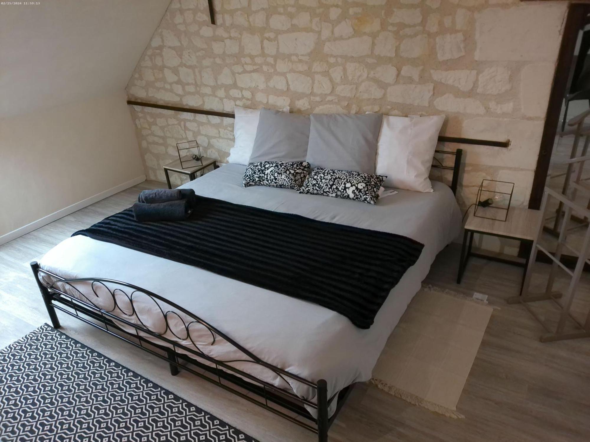 A 2 Pas D Azay Hotel Neuil Bagian luar foto