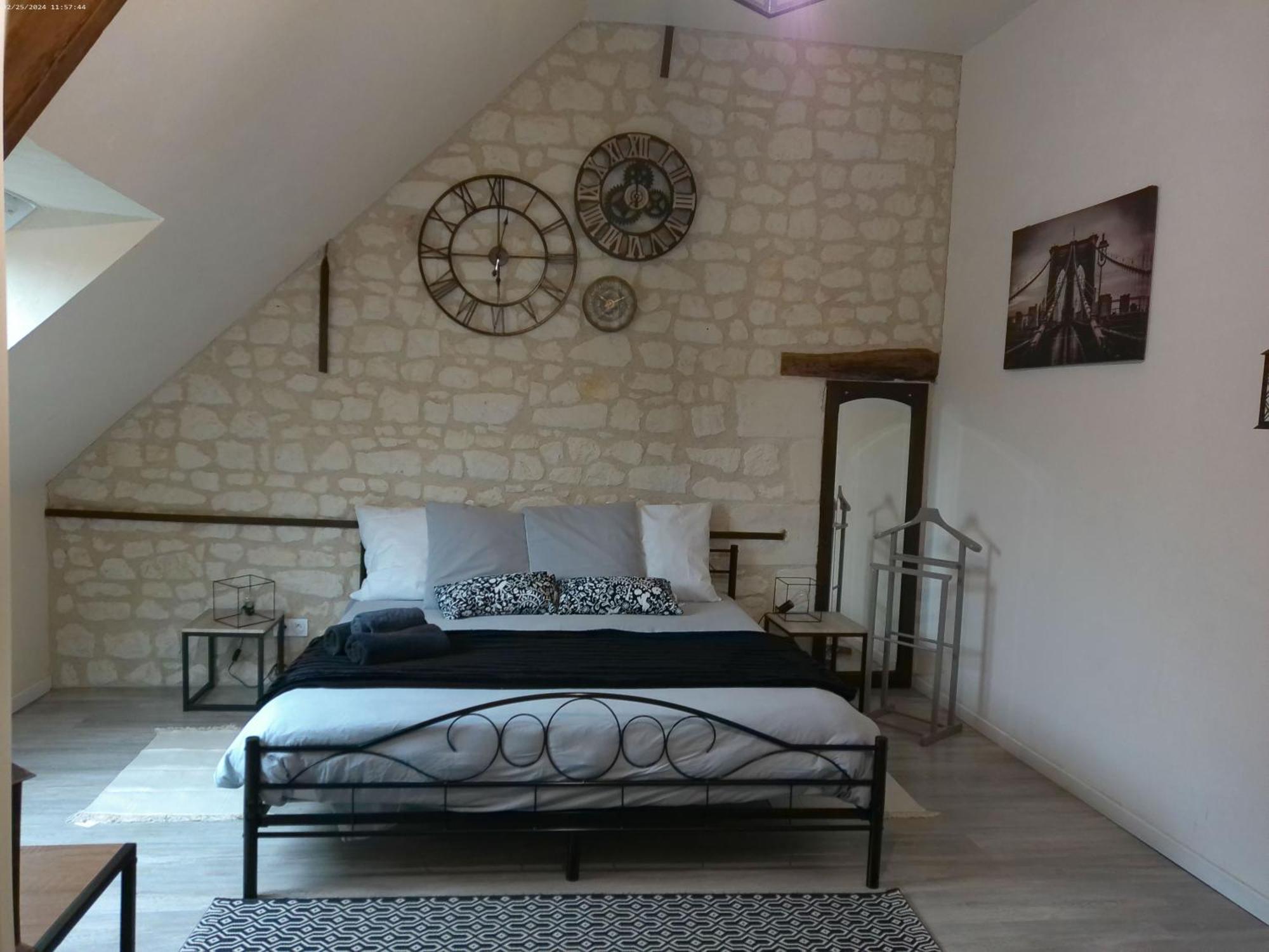 A 2 Pas D Azay Hotel Neuil Bagian luar foto